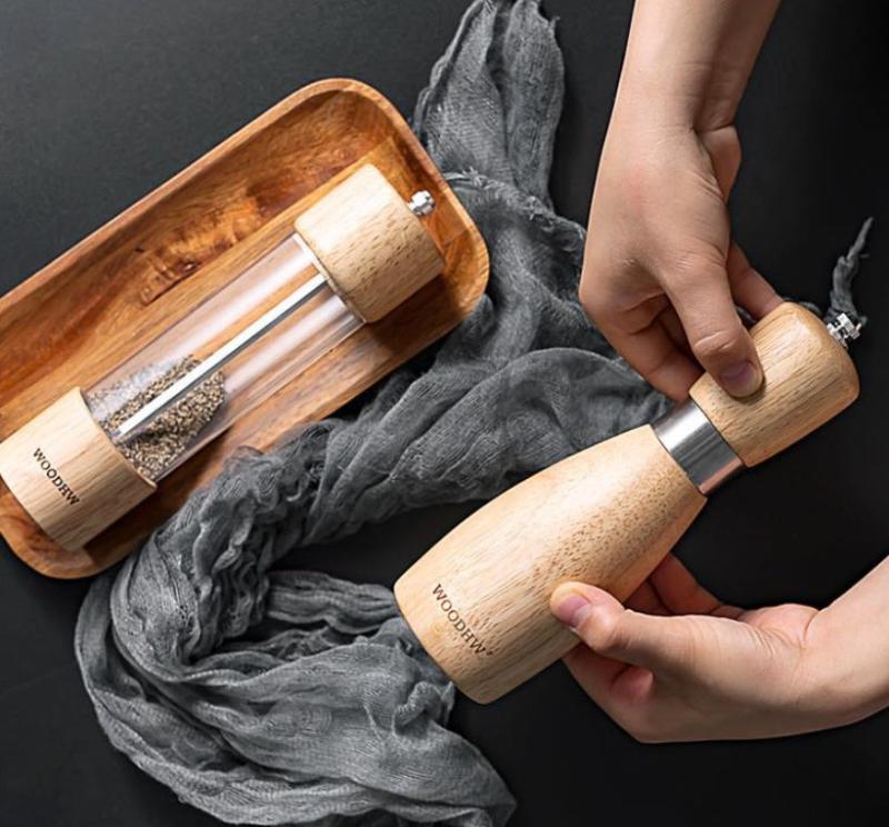 Household oak pepper grinder hand